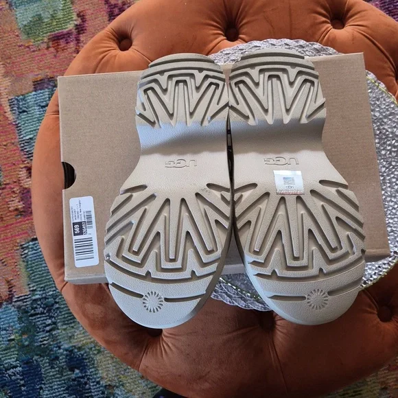 UGG NEW HEIGHTS CLOG - Picture 3 of 3